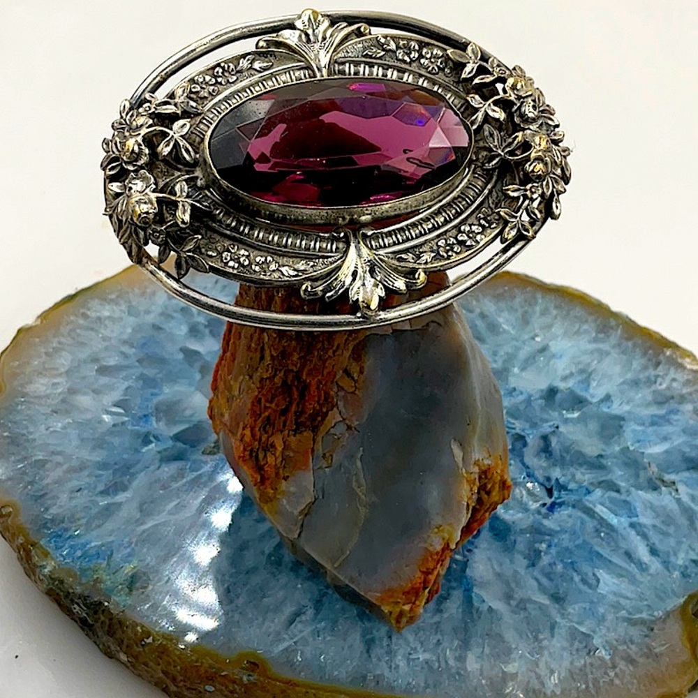 Vtg.Elegant Silver Flower Brooch W/Faceted Purple AmethystGemstone (2 1/2”Lx2”W)